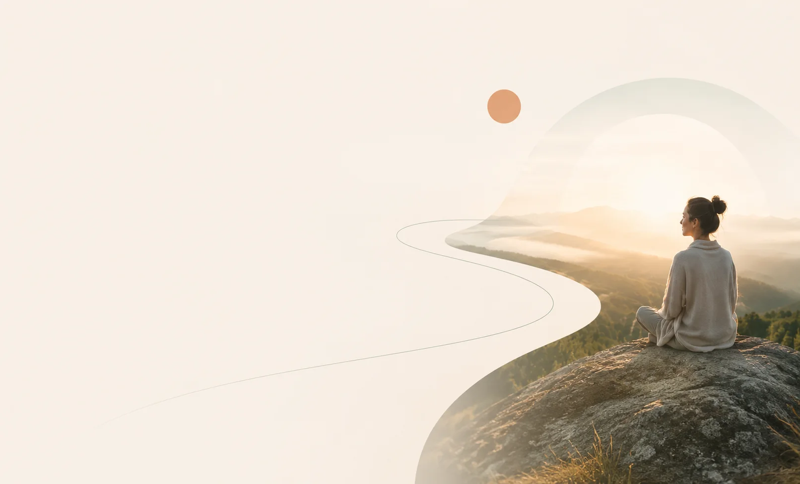 Femme en méditation au coucher du soleil